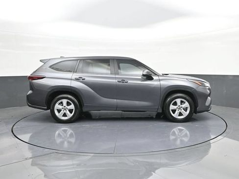 Used 2024 Toyota Highlander LE FWD image 23