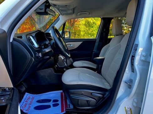 Used 2019 Jeep Renegade Latitude w/ UConnect 8.4 Nav Group image 14