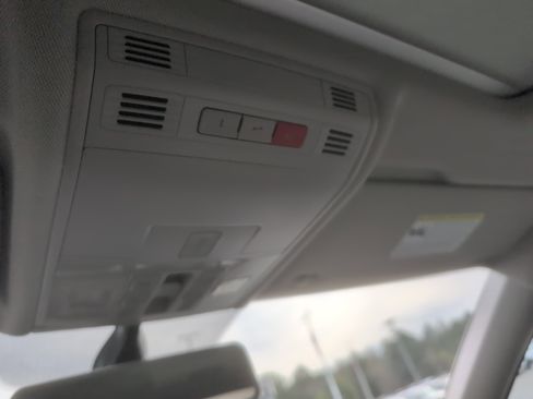 Used 2018 Volkswagen Tiguan SE w/ Panoramic Sunroof Package image 26