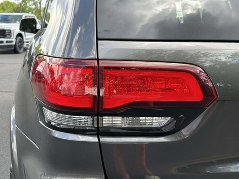 Used 2017 Jeep Grand Cherokee Altitude AWD/4WD image 16