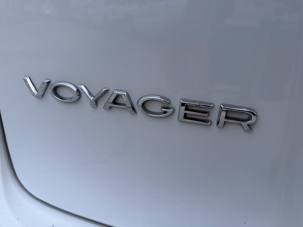 Used 2023 Chrysler Voyager LX FWD image 9