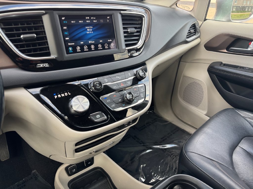 Used 2019 Chrysler Pacifica Touring-L FWD image 27