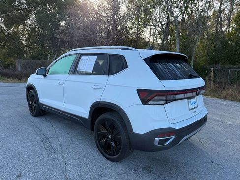 Used 2025 Volkswagen Taos SE w/ Panoramic Sunroof Package image 18