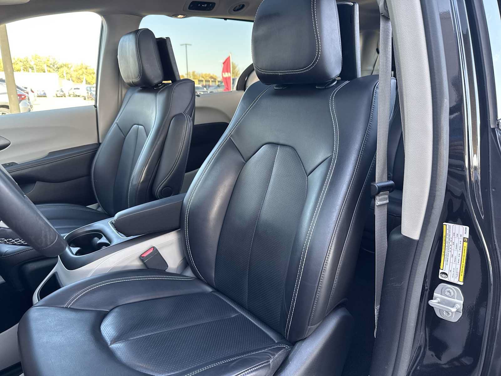 Used 2023 Chrysler Pacifica Touring-L w/ Uconnect Theater Family Group FWD image 17