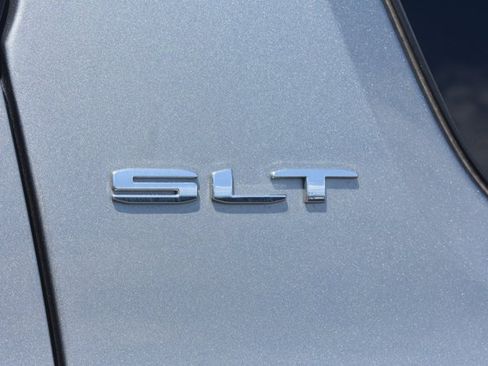 Used 2023 GMC Acadia SLT FWD image 11