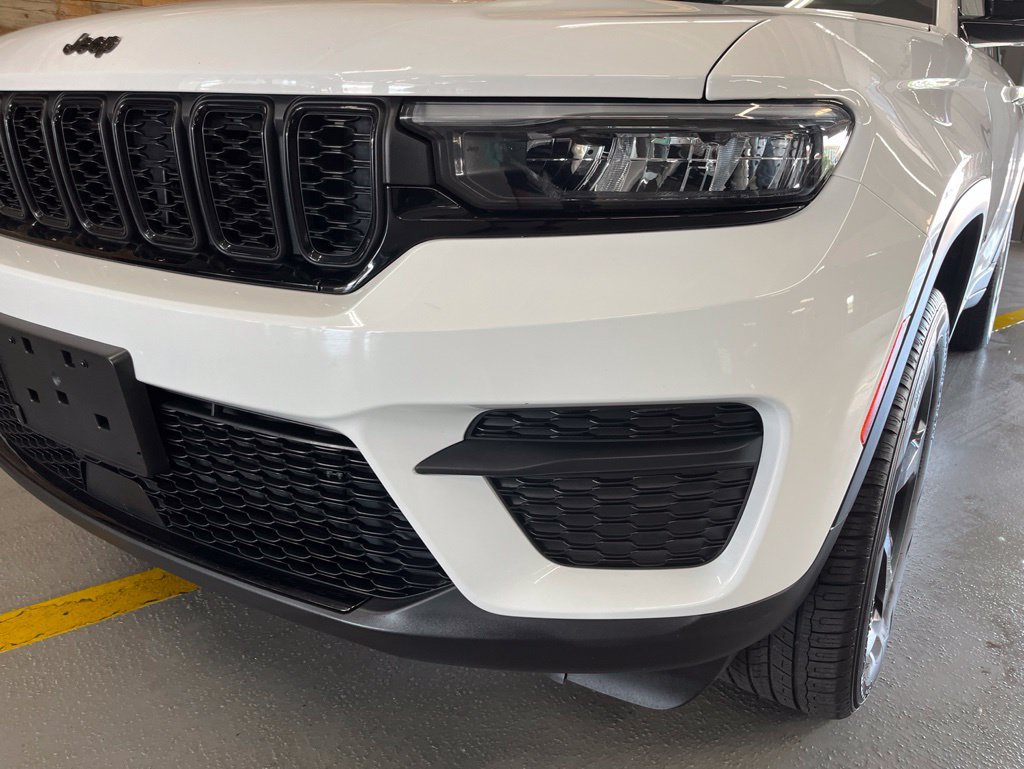 Used 2023 Jeep Grand Cherokee Altitude AWD/4WD image 9
