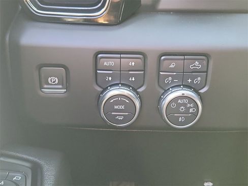 Used 2025 GMC Sierra 2500 AT4 w/ AT4 Premium Plus Package image 18