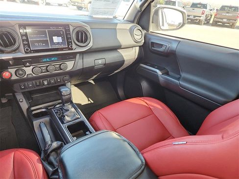 Used 2021 Toyota Tacoma TRD Off-Road w/ Technology Package image 12