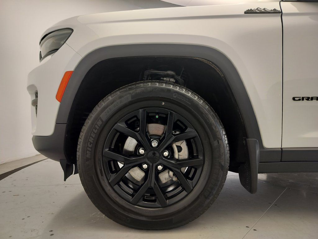 Used 2024 Jeep Grand Cherokee Altitude RWD image 5