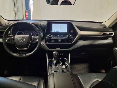 Used 2023 Toyota Highlander XLE image 11