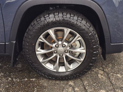 Used 2020 Jeep Cherokee Latitude Lux w/ Comfort/Convenience Group image 9