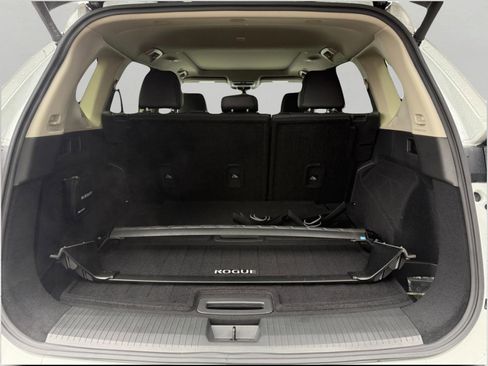 Used 2025 Nissan Rogue Platinum image 16