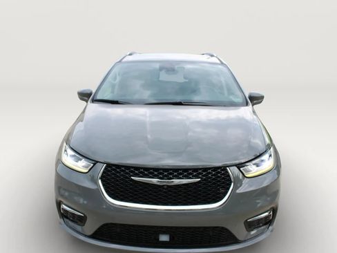 Used 2021 Chrysler Pacifica Touring-L w/ Premium & Safety Sphere Group FWD image 2