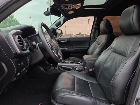 Used 2020 Toyota Tacoma TRD Off-Road w/ TRD Premium Off Road Package AWD/4WD image 15