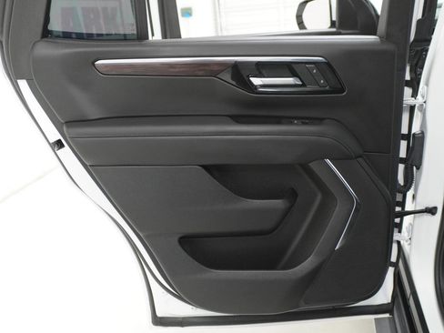 Used 2025 Chevrolet Tahoe LS RWD image 32