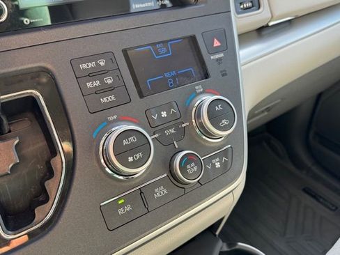 Used 2020 Toyota Sienna LE image 28