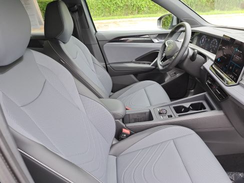 Used 2025 Volkswagen Tiguan SE R-Line AWD/4WD image 10