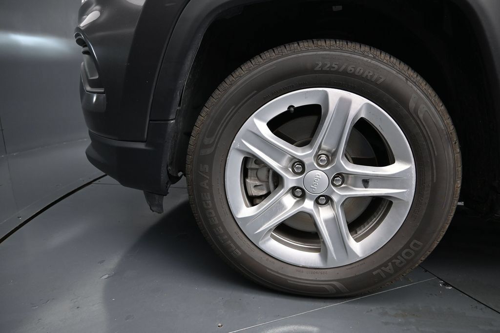 Used 2024 Jeep Compass Latitude AWD/4WD image 17