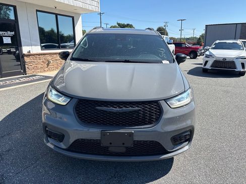 Used 2023 Chrysler Pacifica Limited w/ S Appearance Package AWD/4WD image 12