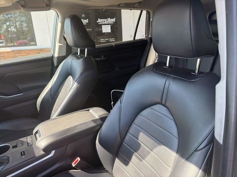 Used 2022 Toyota Highlander XLE image 3
