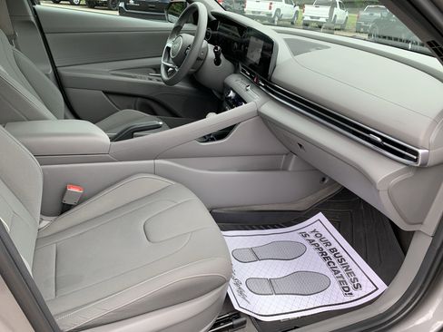 Used 2024 Hyundai Elantra SEL FWD image 33