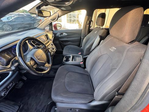 Used 2018 Chrysler Pacifica Touring Plus w/ S Appearance Package FWD image 10