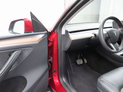 Used 2024 Tesla Model Y Long Range image 42