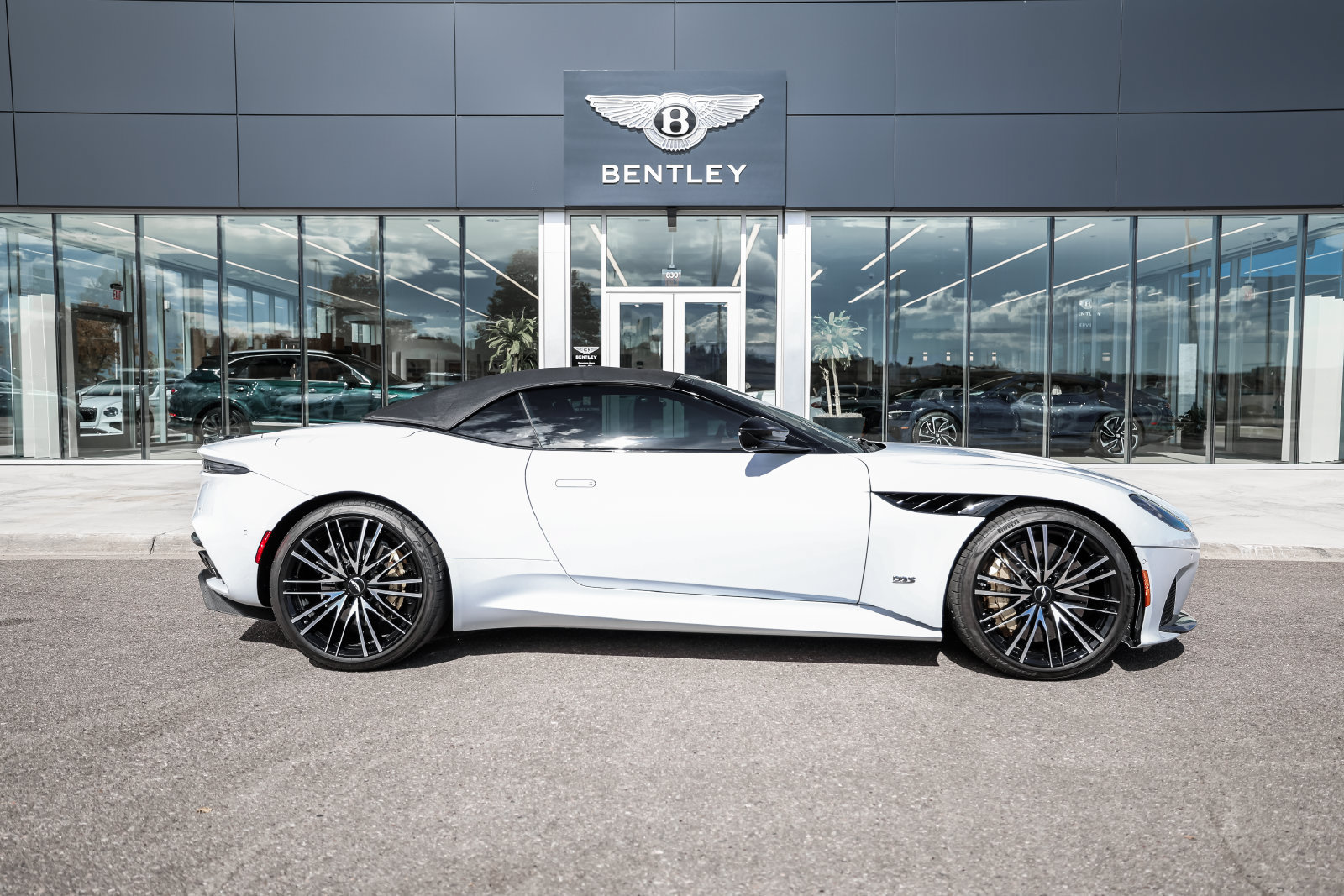 Used 2022 Aston Martin DBS Superleggera Volante RWD image 14