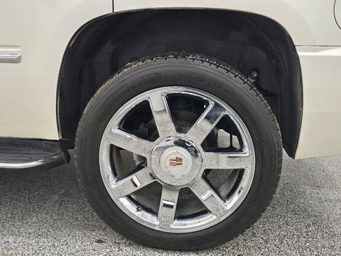 Used 2013 Cadillac Escalade Luxury RWD image 32
