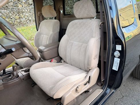 Used 2004 Toyota Tacoma Limited image 13