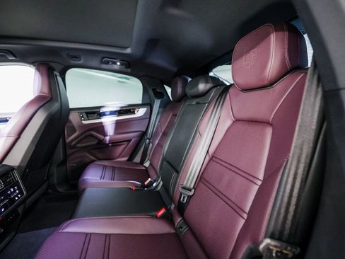 Certified 2025 Porsche Cayenne Coupe image 24