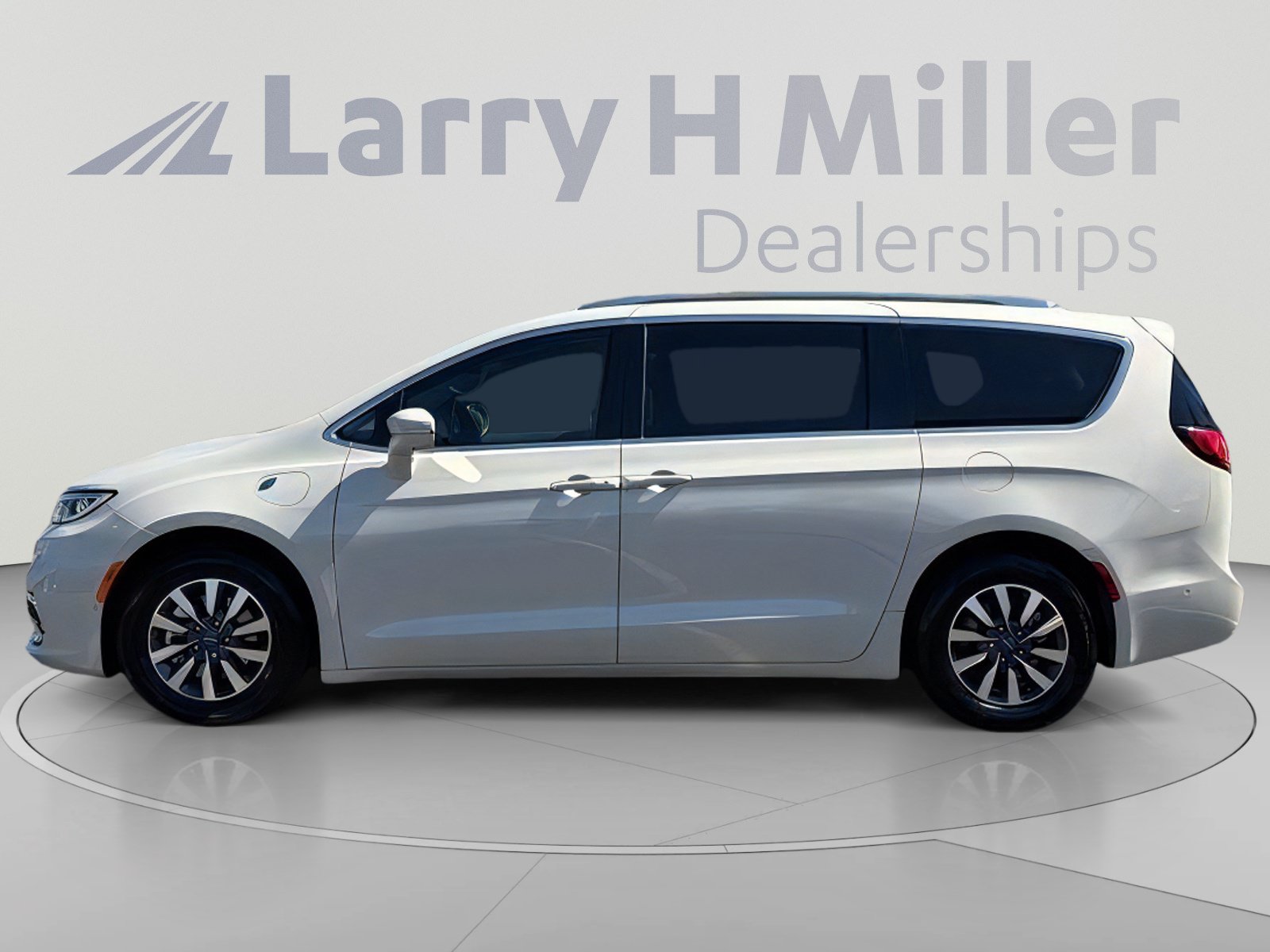 Used 2021 Chrysler Pacifica Touring-L w/ Uconnect Theater Family Group FWD image 3
