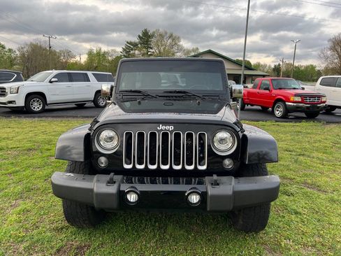 Used 2017 Jeep Wrangler Unlimited Sahara w/ Connectivity Group AWD/4WD image 9