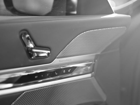 Used 2023 BMW 760i xDrive w/ Executive Package image 24