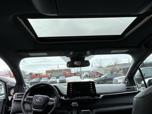 Used 2023 Toyota Sienna XLE Woodland Edition image 21