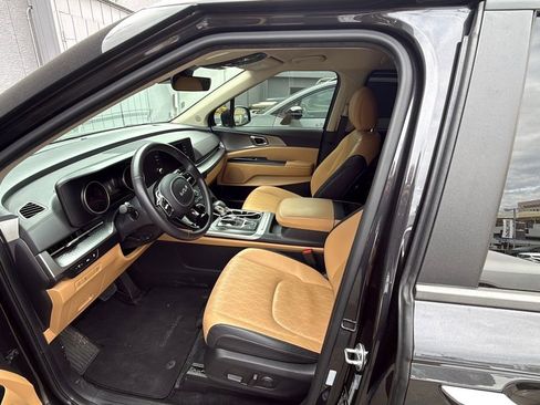 Used 2024 Kia Carnival LX FWD image 3