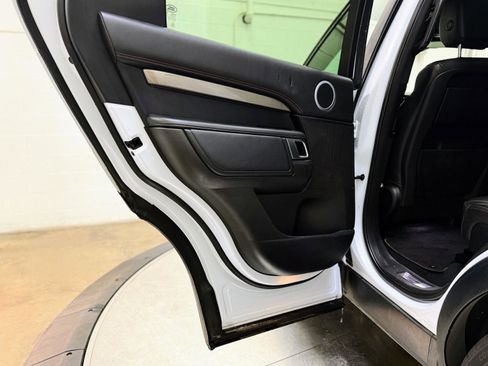 Used 2017 Land Rover Discovery HSE image 17