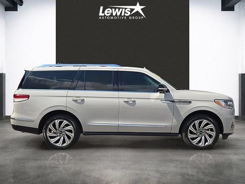 Used 2022 Lincoln Navigator Reserve AWD/4WD image 5