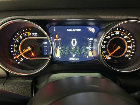 Used 2023 Jeep Gladiator Mojave w/ Cold Weather Group AWD/4WD image 17