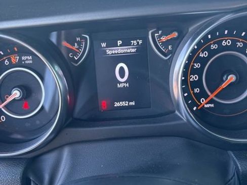 Used 2023 Jeep Gladiator Sport image 2