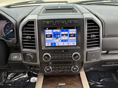 Used 2019 Ford Expedition Platinum image 28