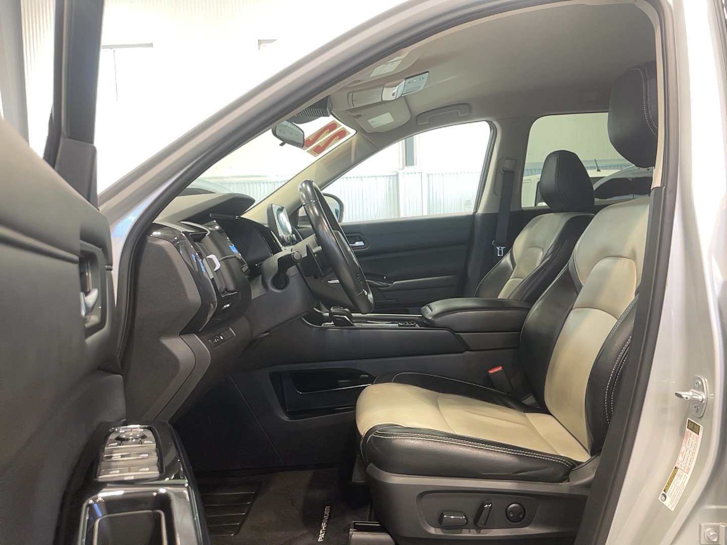 Used 2022 Nissan Pathfinder SV AWD/4WD image 7