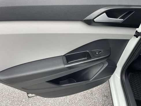 Certified 2023 Volkswagen Taos SE FWD image 12