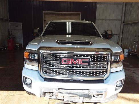 Used 2018 GMC Sierra 2500 Denali w/ Duramax Plus Package AWD/4WD image 7