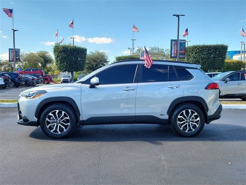 Used 2024 Toyota Corolla Cross SE image 6