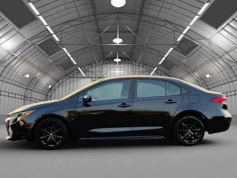 Used 2022 Toyota Corolla LE image 4