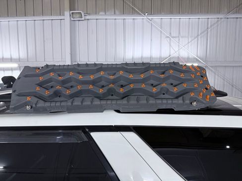 Used 2020 Land Rover Discovery HSE image 17