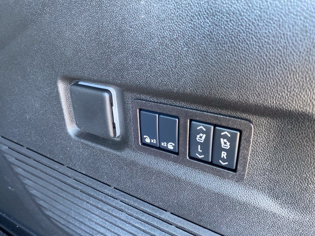 Used 2026 GMC Yukon XL Denali w/ Sun & Power Step Package AWD/4WD image 32