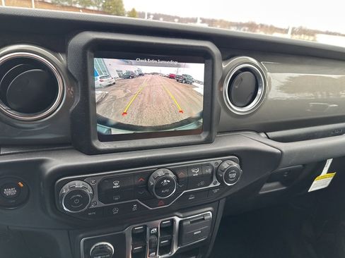 Used 2022 Jeep Wrangler Unlimited Sahara image 10