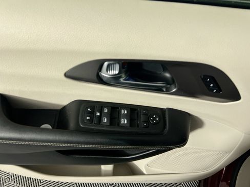 Used 2023 Chrysler Pacifica Touring-L FWD image 14